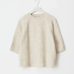 Beige stickad tröja med trekvartsärm - Supermjuk och stilren beige stickad tröja med rund hals och trekvartsärmar. Tröjan har en loose passform och är perfekt för lager-på-lager. Enkel att matcha med både jeans och kjol för en chill look.