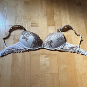 Intimissimi bh - Säljer en jätte fin intimissimi bh i storlek 75b. Endast använd någon gång. 