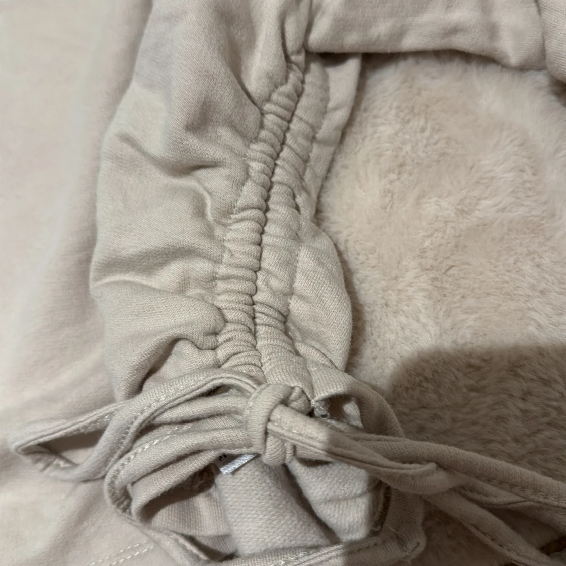 Beige långärmad croppad topp med snörning - 2