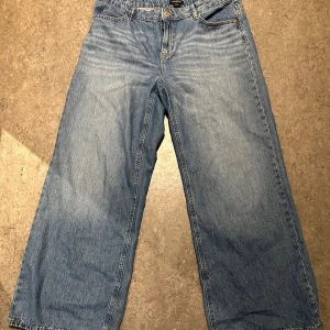 Blå wide jeans från Lindex - Snygga blå jeans från Lindex med breda ben i storlek 44. Jeansen har normalhög midja och är tillverkade i mjukt denimtyg som ger en avslappnad och trendig look. Perfekta för dig som gillar en loose och bekväm stil. Köpt för 500kr , säljer för 150kr