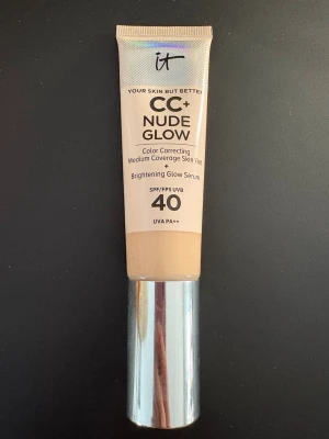 IT Cosmetics CC+ Nude Glow Fair - IT Cosmetics CC+ Nude Glow i nyansen Fair (ljus varm ton) är en mediumtäckande foundation med glow-effekt och SPF 40. Tuben innehåller 32 ml.  Endast ett pump är taget, fel färg för mig.