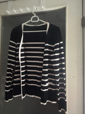 Fin stickad kofta - Säljer denna knappt använda fin stickade koftan! Jätte mjukt och skönt material verkligen! Den är i storlek M men jag skulle säga att den passar både M,S och L!!