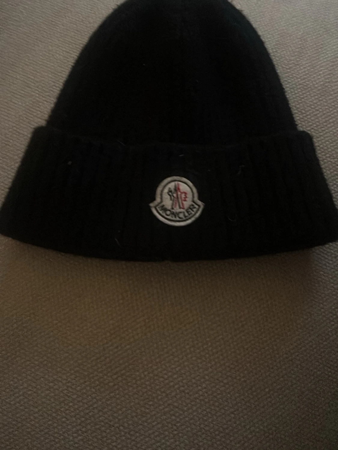 Svart Moncler mössa med logga