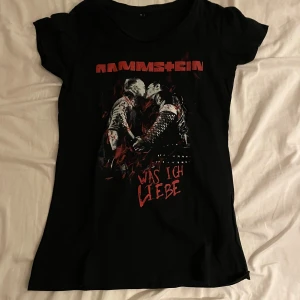 Rammstein tröja  - Säljer en as fet rammsteintröja som var köpt på konsert!!!  Den e smal och har väldigt trevligt passform men kommer tyvärr inte till användning för min del. Väldigt bra skick!!!!