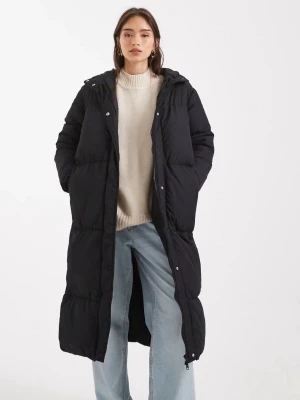 HELT NY! Svart lång pufferjacka med huva - HELT NY! Snygg svart lång pufferjacka med huva från Threadbare. Ordinarie pris: 599 kr. Skriv till mig om ni önskar se fler bilder!🥰