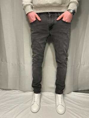 Grå Replay anbass  - Säljer ett par gråa replay anbass jeans. Storleken W30 L30. Modellen på bildern är 183 o väger 70 kg. Skriv vid minsta fundering.