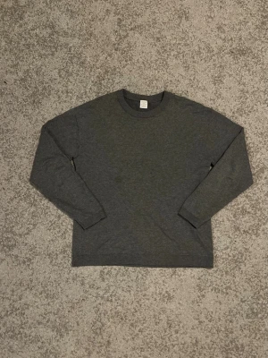 Grå stickad tröja - Hej! Säljer denna enkla men stilrena grå stickade tröjan från Lindex. Det är inget hål i tröjan eller något fel förutom en liten fläck på magen men det är inget man tänker på. Nypris runt 400 kr, storlek 146/152.                                                       Bara att höra av sig vid intresse!!