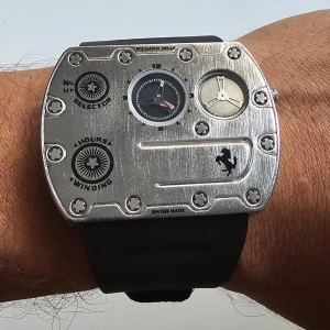 Richard Mille Sportig klocka med svart armband - Unik och sportig klocka från Richard Mille med robust, rektangulärt silverfärgat boett och svart gummiband. 