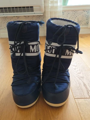 Moonboots - Superfina mörkblåa moonboots, endast använda några gånger förra vintern så de har inga tydliga tecken på användning! De är storlek 39/40 men passar även mindre storlekar. Kom gärna med prisförslag!