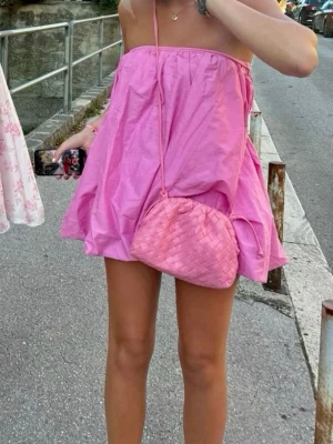 Rosa Zara klänning  - Supersöt rosa kortklänning från Zara! Aldrig använd och har prislappen kvar 🩷🩷