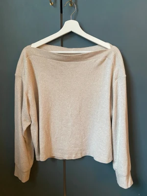Tunn stickad tröja från H&M - Jättemysig tunn beige stickad tröja från H&M. Den är i storlek M och fungerar jättebra till hösten och våren men går även att ha på sommaren💕💕 Skriv vid frågor!!