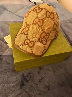 Beige Gucci Jumbo keps - Äkta Jumbo Gucci keps i färgen beige med väldigt god skick. Boxen, kvitto och allt annat kommer med den.