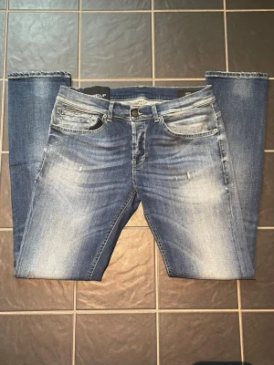 Dondup George - Nästan helt nya dondup george i storlek W33 Med sjukt snygg wash och små slitningar från fabrik vilket är väldigt trendigt just nu. Nypris 4000kr Säljs för 899kr Skriv vid frågor och skicka prisförslag👏