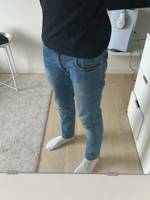 Blå slim straight jeans från replay - Säljer ett par klassiska blå jeans från replay med fem fickor och snygga kontrastsömmar. Modellen är anbass st 32 i midja och ungefär 90cm långa. Hör av dig vid frågor! (PRIS kan diskuteras vid snabb affär)