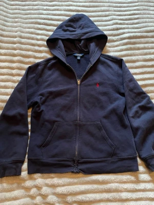 Mörkblå zip från Polo Ralph Lauren - Mörkblå hoodie med dragkedja från Polo Ralph Lauren. Bra skick xs 164cm
