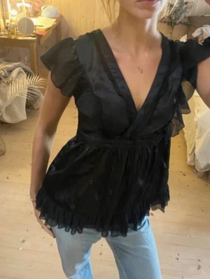 Satin volang blus - SÅ snygg min favvo!!