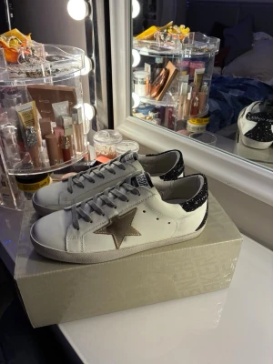 Golden Goose vita sneakers med stjärna - Tjena, syrran har valt sig för att sälja lite kläder så här har vi ett par Golden Goose. Allt med dessa skor tillkommer alltså dustbag och kvitto. Kom dm för mer info 😁