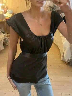 Knyttopp i satin - SÅ snygg som kan skystera hur hårt man vill att den ska sitter bak