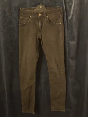 Lee jeans  - Snygga Lee jeans. Skriv för frågor. (Kolla storleken på bilden)