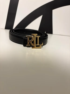 Svart läderbälte Ralph Lauren RL  - Snyggt svart bälte i läder från Ralph Lauren. Fråga om ni vill veta nåt.