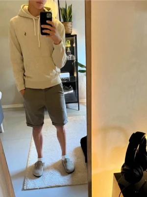 Ralph Lauren hoodie - Säljer den här beiga hoodien från Ralph Lauren nypris 2095 kr. Skick 10/10. Otroligt bekväm och passar till allt!😊