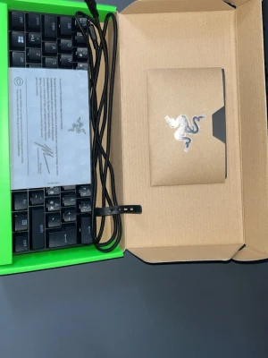 Razer mekaniskt tangentbord med sladd - Pris kan diskuteras! Säljer ett svart mekaniskt tangentbord från Razer med USB-kabel. Kommer i originalkartong med tillhörande dokumentation och Razer-logga. Tangentbordet har en kompakt design och är perfekt för gaming eller arbete vid datorn. Pris kan diskuteras!