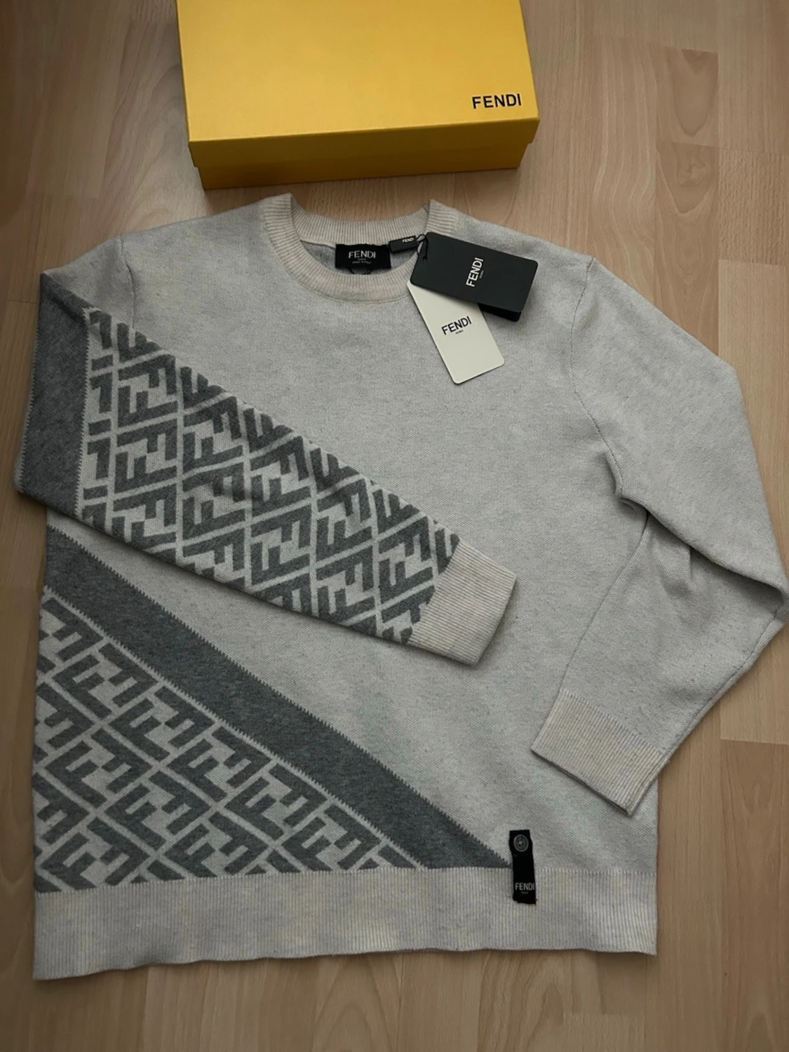 Grå stickad Fendi tröja 