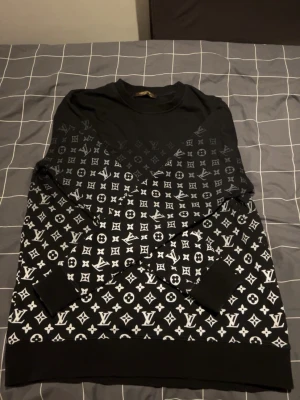 Louis Vuitton sweatshirt  - Säljer en svart sweatshirt från Louis Vuitton i storlek XXL. Tröjan har ett klassiskt crewneck-snitt och är täckt av det ikoniska LV-monogrammet i vitt över hela plagget. Perfekt för dig som vill ha en statement piece i garderoben. Även perfekt till speciella tillfällen för mer funderingar dm mig :)
