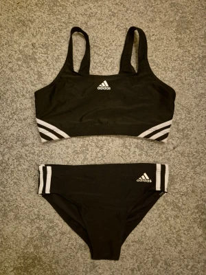 Bikini från Adidas - Sport bikini från Adidas🦓🤍🌊 Har knytning så den sitter hårt och går då bra att simma och dyka i. Använd några gånger men i fint skick. Det är bara att skriva om man har frågor!😊💖
