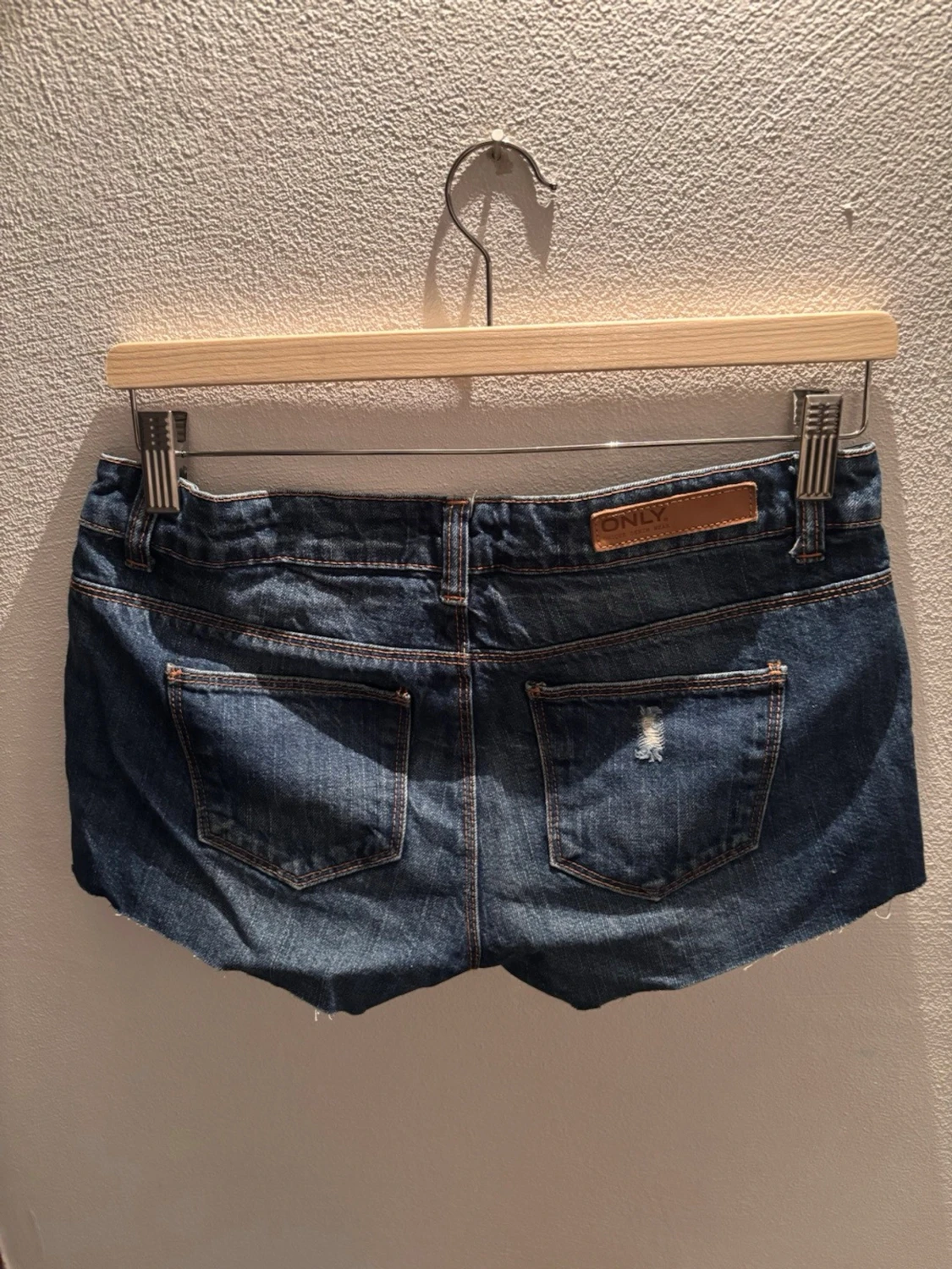 Snygga lågmidjade jeansshorts med slitningar - 5