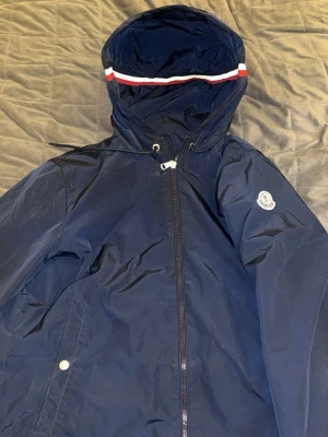  vindjacka Moncler - Den är ny använd några gånger bara, äkta köpt på moncler.