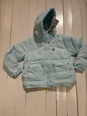 Fjällrävem Jacka - Säljer nu en helt ny dam fjällräven expedition down javket i storlek S (sitter som xs) mått finns i bilderna! Hör av er vid intresse!