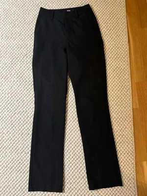 Svarta kostymbyxor från Bik Bok - Svarta högmidjade kostymbyxor från Bikbok i längden tall. Så gott som nya 