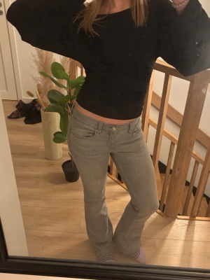 Grå bootcut jeans - Snygga grå bootcut jeans med låg/mellan midja. Jeansen har klassisk femficksdesign och stängs med knapp och dragkedja. De är från Gina Tricot i storlek 34💞säljer samma i blå också!
