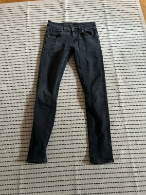 Tiger of Sweden slim jeans  - Säljer ett par schysssta jeans från Tiger of Sweden med en slim passform. Mörkgrå / Svarta med en storlek på 31/32. 