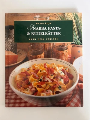 Snabba pasta- & nudelrätter bok - En kokbok med massor av recept på snabba pasta- och nudelrätter från hela världen. Boken har hårda pärmar med matbilder på framsidan och baksidan. Perfekt för dig som vill testa nya smaker och laga enkel mat hemma.