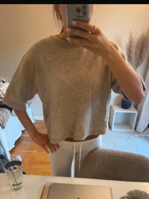 Stickad topp  - Säkjer stickad topp från & other stories i alpaca och lana wool🤎passar S bättre