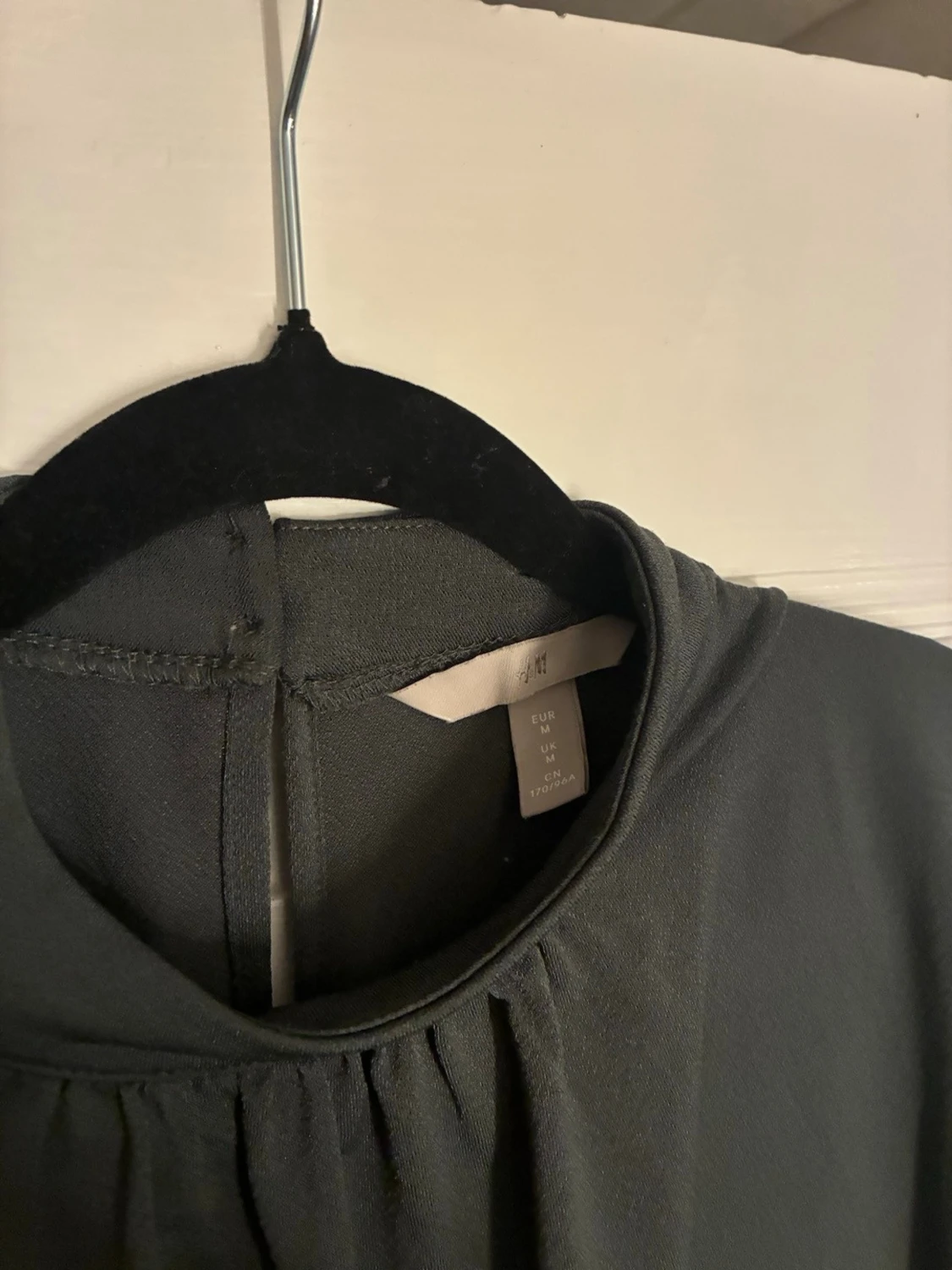 Mörkgrå blus från H&M med hög krage - 1