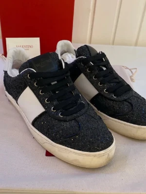 Valentino flycrew - Säljer dessa snygga valentino flycrews eftersom de inte används längre av mig. De säljs inte längre.