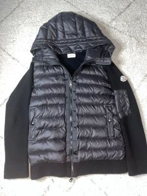 Moncler cardigan  - Säljer en svart moncler cardigan till ett bra pris vid funderingar är det bara att skriva.PRISET ÄR INTE HUGGET I STENEN!!