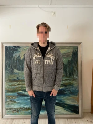 Abercrombie & Fitch hoodie - Säljer nu en Abercrombie and Fitch zip-hoodie👕                                                              Storlek: L, Skick: 9/10, Skriv vid minsta fråga, Fraktar alltid inom 24h efter köp📦