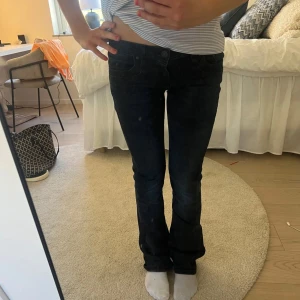 Ltb valerie jeans - Svarta Ltb valerie jeans i en jättemörkblå färg som ser svart ut💗 storlek 24/32, men de är stretchiga så passar också större storlekar. Återsäljer för att se var för korta