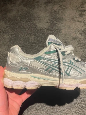 Sneakers - Bara andvända 1 gång och är nästan precis som nya. Dem är lite små i storleken.