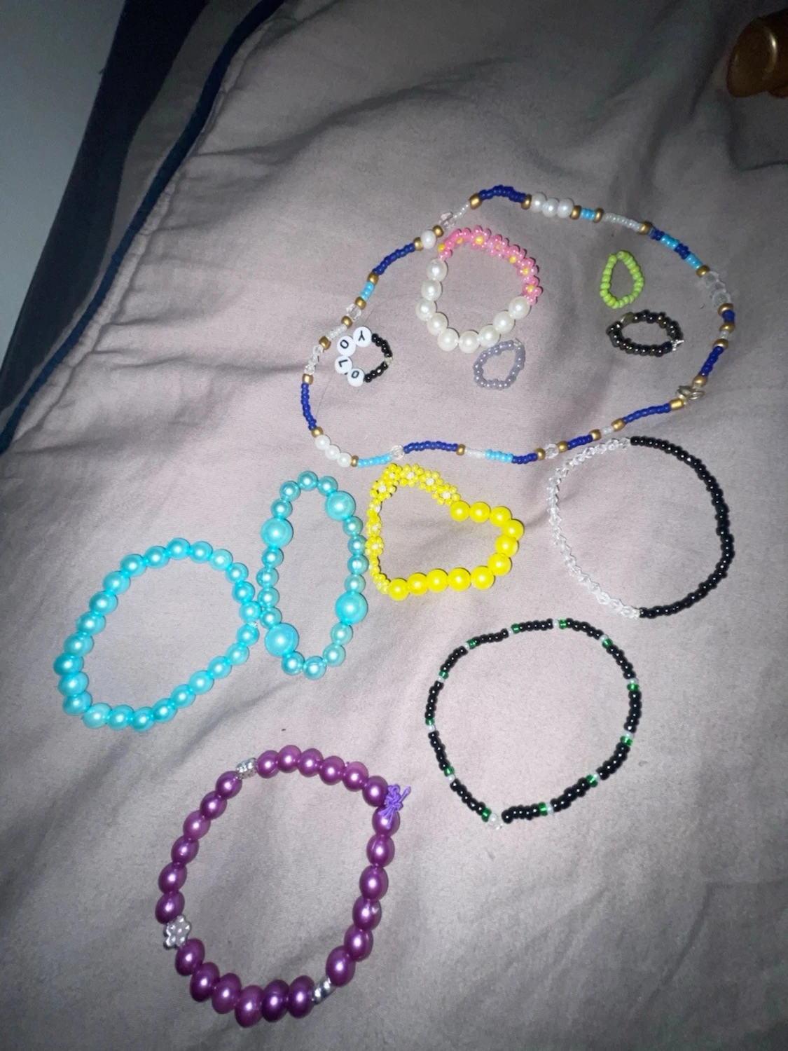 Färgglada pärlarmband i mixade färger - 1