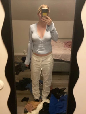 Ljusblå knyt topp  - Perfekt topp som funkar i alla situationer. 