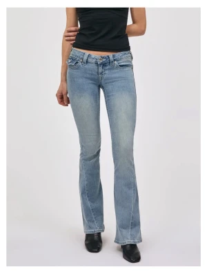 True Religon Jeans - Tror att jag vill sälja mina True religion jeans då dem tyvärr har blivit för stora, de ä uppsydda och passar mig som är runt 160 i längden🫶🏼Jag köpte dem för 1300kr och de är knappt använda❣️Tryck inte på köp nu!!!!!