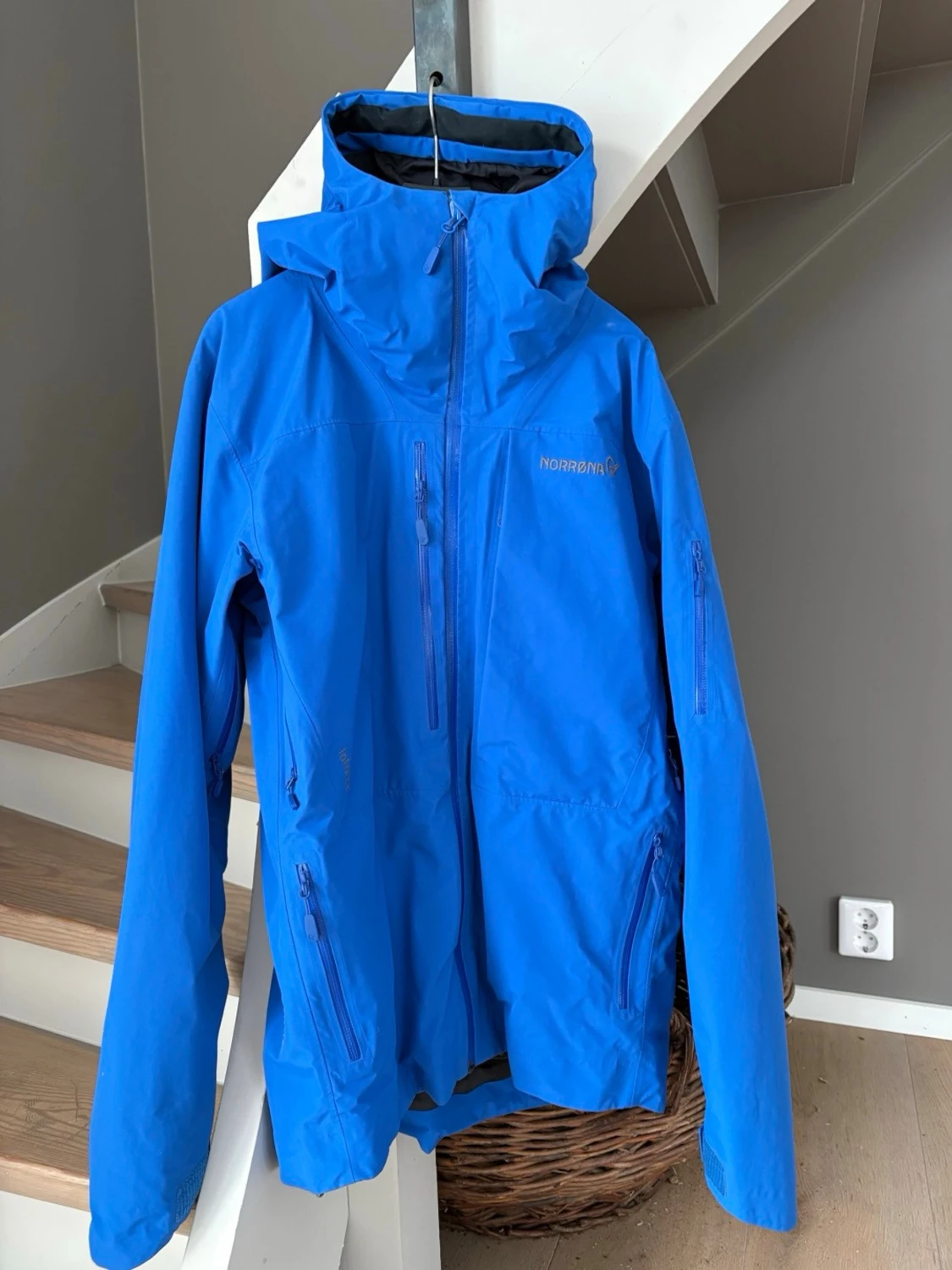 Blå vindjacka från Norrøna med huva