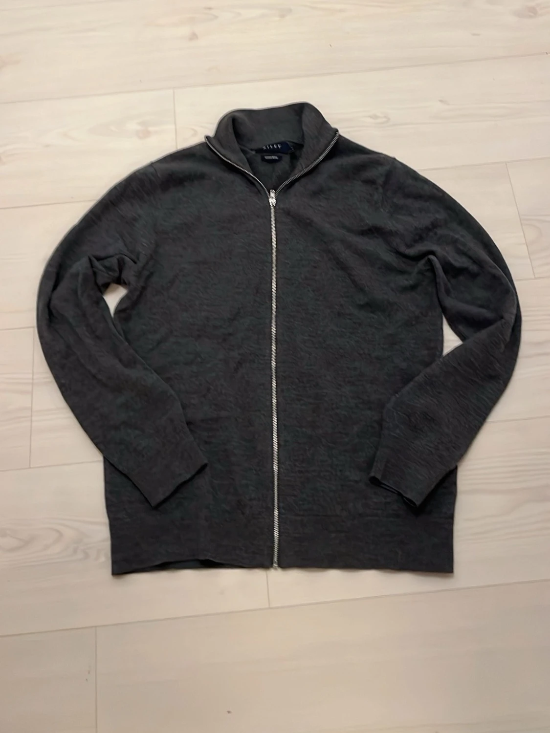 Mörkgrå kofta med dragkedja från Riley 