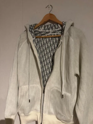 Vit Cashmere hoodie - Säljer min vita cd Cashmere hoodie då den inte kommer till användning. Aldrig använd utomhus har du några funderingar så är det bara o skriva 😀🤝