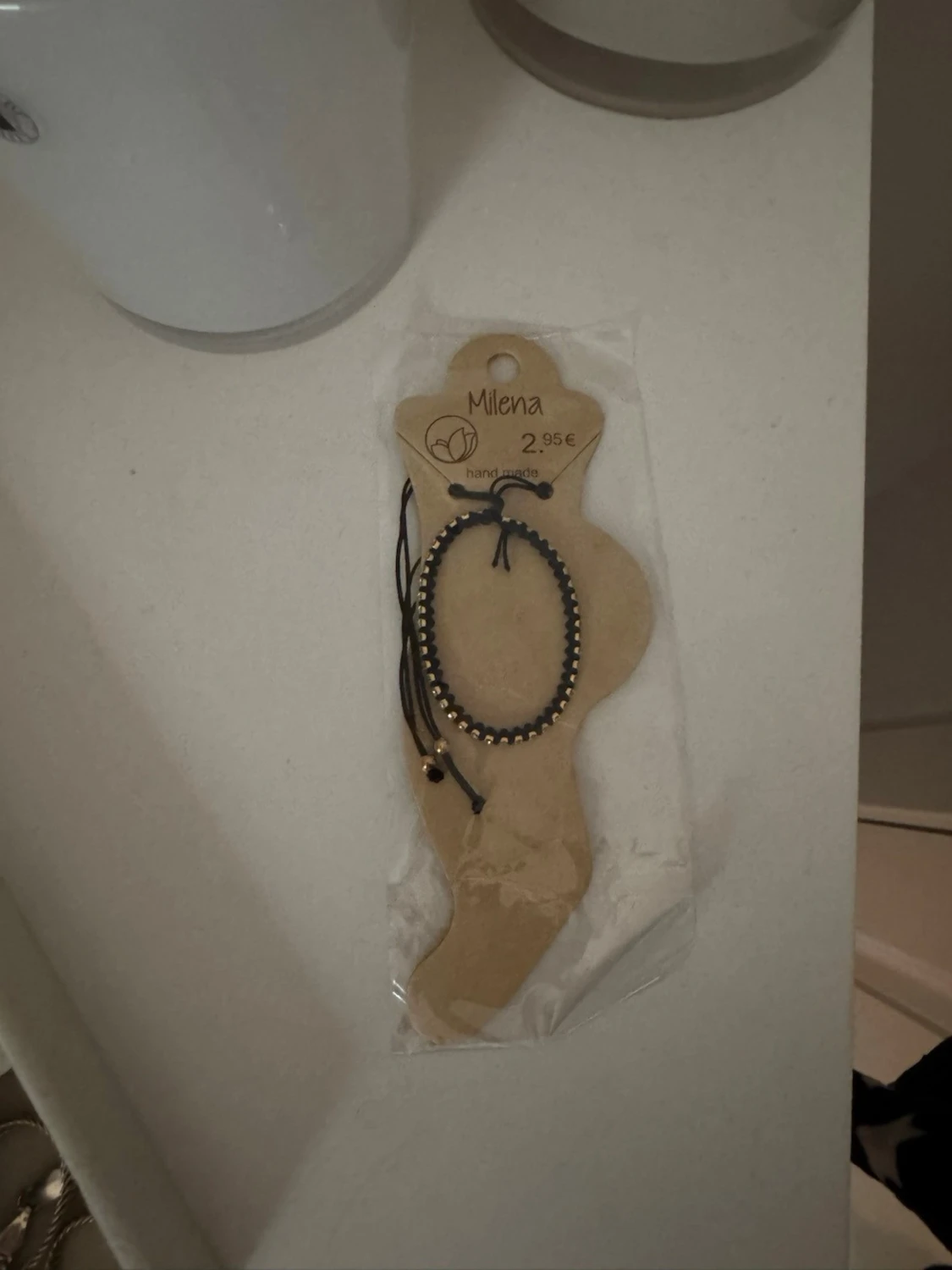 Svart armband med guldfärgade pärlor